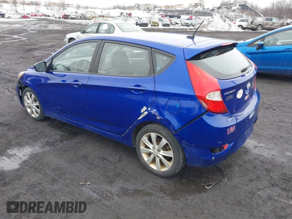 2013 Hyundai Accent SE z VIN KMHCU5AE2DU061871, wystawiony jako IAAI lot #41572034 z przebiegiem 147 924 mil mil oraz . Historia ofert i sprzedaży dostępna na DreamBid. Obrazek 3.