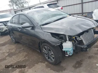 2024 Kia Forte LXS z VIN 3KPF24AD3RE837777, wystawiony jako IAAI lot #40723196 z przebiegiem 1 021 mil mil oraz . Historia ofert i sprzedaży dostępna na DreamBid. Obrazek 1.