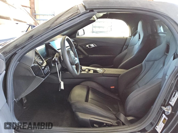 2025 BMW Z4 sDrive30i z VIN WBAHF3C01SWY40624, wystawiony jako Copart lot #85969224 z przebiegiem Nie podano mil oraz Czysty tytuł • Clean title. Historia ofert i sprzedaży dostępna na DreamBid. Obrazek 7.
