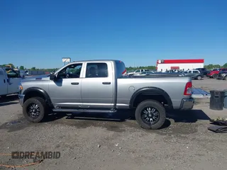 2024 Ram 2500 Tradesman z VIN 3C6UR5CJ5RG276442, wystawiony jako IAAI lot #41995189 z przebiegiem 11 428 mil mil oraz . Historia ofert i sprzedaży dostępna na DreamBid. Obrazek 14.