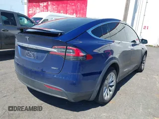 2017 Tesla Model X 90D z VIN 5YJXCDE23HF077126, wystawiony jako IAAI lot #42035067 z przebiegiem Nie podano mil oraz . Historia ofert i sprzedaży dostępna na DreamBid. Obrazek 4.