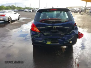 2009 Nissan Versa S z VIN 3N1BC13E19L353170, wystawiony jako IAAI lot #41493381 z przebiegiem 135 765 mil mil oraz . Historia ofert i sprzedaży dostępna na DreamBid. Obrazek 16.