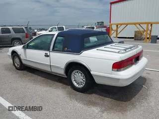 1995 Mercury Cougar z VIN 1MELM62W6SH623812, wystawiony jako IAAI lot #42306630 z przebiegiem 51 391 mil mil oraz . Historia ofert i sprzedaży dostępna na DreamBid. Obrazek 3.