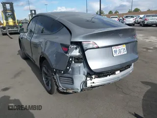 2024 Tesla Model Y z VIN 7SAYGDED7RF197638, wystawiony jako IAAI lot #42246267 z przebiegiem 8 757 mil mil oraz . Historia ofert i sprzedaży dostępna na DreamBid. Obrazek 3.