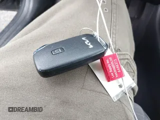 2023 Kia Seltos Nightfall z VIN KNDEUCA27P7348312, wystawiony jako IAAI lot #42028454 z przebiegiem 42 106 mil mil oraz . Historia ofert i sprzedaży dostępna na DreamBid. Obrazek 11.