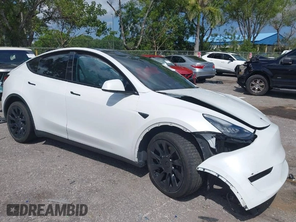 2022 Tesla Model Y Long Range with VIN 7SAYGDEE0NF423327, listed as a IAAI auction lot 41941114 with 29,559 mi miles and . Bid and sale history available at carsss.com. Image 1.