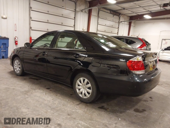 2005 Toyota Camry STD z VIN 4T1BE32K75U591725, wystawiony jako IAAI lot #42407471 z przebiegiem 180 756 mil mil oraz . Historia ofert i sprzedaży dostępna na DreamBid. Obrazek 3.