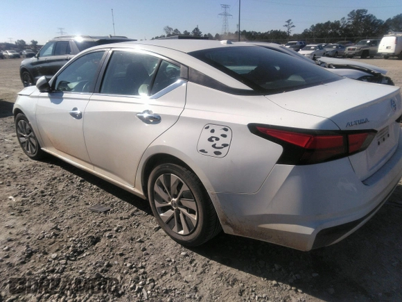 2020 Nissan Altima 2.5 S with VIN 1N4BL4BV6LC240694, listed as a IAAI auction lot 40997565 with 131,332 mi miles. Bid and sale history available at carsss.com. Image 3.