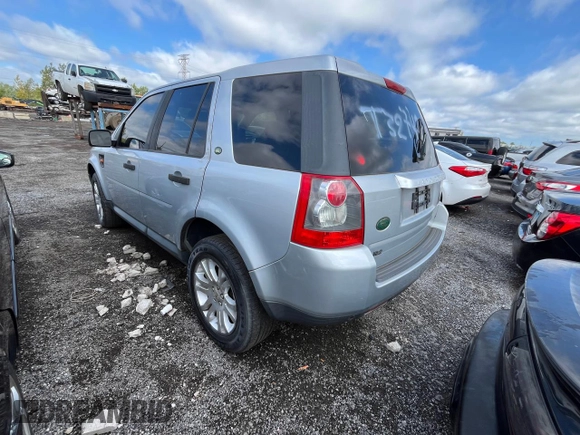 2008 Land Rover LR2 SE z VIN SALFS24N18H031592, wystawiony jako Copart lot #77328044 z przebiegiem Nie podano mil oraz Czysty tytuł • Clean title. Historia ofert i sprzedaży dostępna na DreamBid. Obrazek 3.