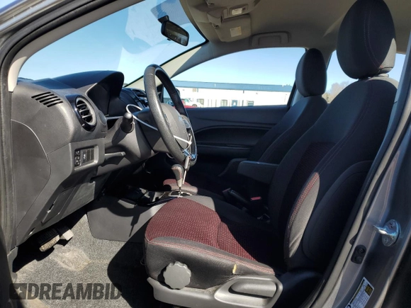 2020 Mitsubishi Mirage SE z VIN ML32F4FJ0LHF04770, wystawiony jako Copart lot #50016415 z przebiegiem 112 116 mil mil oraz Szkody całkowita. Historia ofert i sprzedaży dostępna na DreamBid. Obrazek 7.
