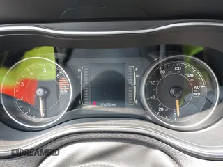 2019 Jeep Cherokee Latitude z VIN 1C4PJLCB2KD114541, wystawiony jako IAAI lot #42399685 z przebiegiem 174 052 mil mil oraz . Historia ofert i sprzedaży dostępna na DreamBid. Obrazek 7.