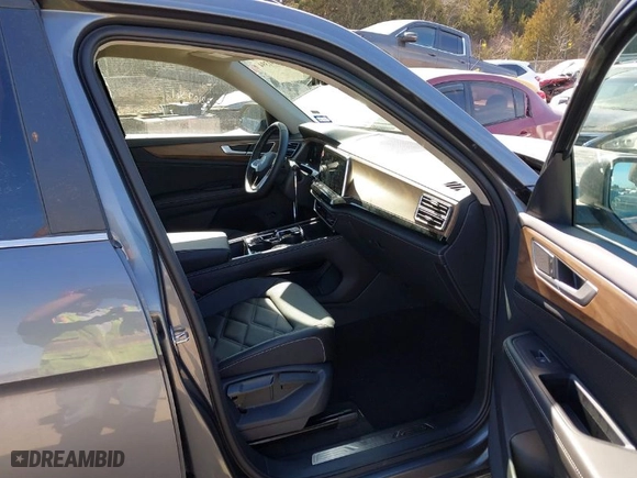 2025 Volkswagen Atlas 2.0T SE w/Technology with VIN 1V2WR2CA4SC510416, listed as a IAAI auction lot 41591394 with 6,939 mi miles. Bid and sale history available at carsss.com. Image 5.
