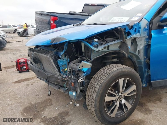 2018 Toyota RAV4 XLE with VIN JTMWFREV0JD128329, listed as a IAAI auction lot 41487410 with 69,237 mi miles. Bid and sale history available at carsss.com. Image 6.