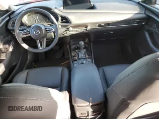 2023 Mazda CX-30 S Carbon Edition z VIN 3MVDMBCM5PM566659, wystawiony jako Copart lot #43979955 z przebiegiem 19 582 mil mil oraz Szkoda całkowita • Salvage title. Historia ofert i sprzedaży dostępna na DreamBid. Obrazek 8.