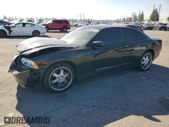 2013 Dodge Charger SE z VIN 2C3CDXBG6DH640417, wystawiony jako Copart lot #46549115 z przebiegiem 176 853 mil mil oraz Szkody całkowita. Historia ofert i sprzedaży dostępna na DreamBid. Obrazek 1.