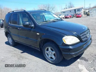 2000 Mercedes-Benz M-Class with VIN 4JGAB54E5YA165724, listed as a IAAI auction lot 42001654 with 138,997 mi miles. Bid and sale history available at carsss.com. Image 1.