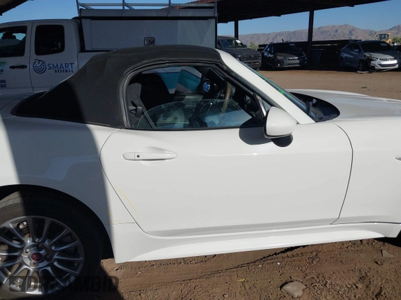 2018 FIAT 124 Spider Abarth z VIN JC1NFAEK9J0137571, wystawiony jako IAAI lot #42333604 z przebiegiem 31 532 mil mil oraz . Historia ofert i sprzedaży dostępna na DreamBid. Obrazek 14.