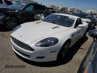 2009 Aston Martin DB9 z VIN SCFAD01E59GA10941, wystawiony jako Copart lot #57220313 z przebiegiem 24 818 mil mil oraz . Historia ofert i sprzedaży dostępna na DreamBid. Obrazek 1.