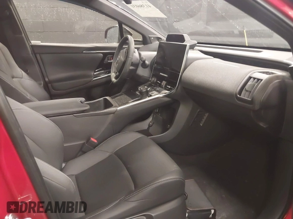 2023 Toyota bZ4X XLE z VIN JTMABACA5PA035498, wystawiony jako IAAI lot #41386031 z przebiegiem 18 529 mil mil oraz . Historia ofert i sprzedaży dostępna na DreamBid. Obrazek 5.