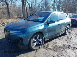 2025 BMW iX xDrive50 z VIN WB523CF09SCS94052, wystawiony jako IAAI lot #41822349 z przebiegiem 1233 mil mil oraz . Historia ofert i sprzedaży dostępna na DreamBid. Obrazek 6.