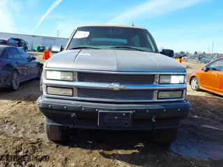1998 Chevrolet Tahoe with VIN 3GNEK18R2WG122041, listed as a IAAI auction lot 41543943 with 106,978 mi miles. Bid and sale history available at carsss.com. Image 6.