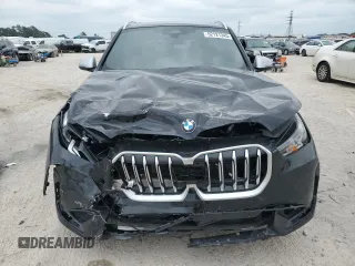 2024 BMW X1 xDrive28i z VIN WBX73EF07R5Y34795, wystawiony jako Copart lot #52121345 z przebiegiem 8 605 mil mil oraz Nie do naprawy • Non repairable. Historia ofert i sprzedaży dostępna na DreamBid. Obrazek 5.