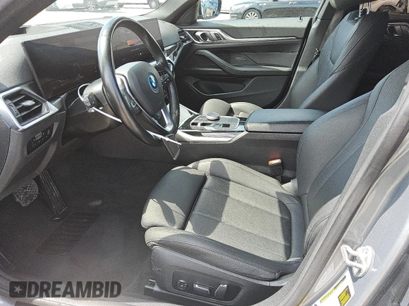 2024 BMW i4 eDrive40 z VIN WBY73AW0XRFS98892, wystawiony jako Copart lot #56057495 z przebiegiem 24 943 mil mil oraz Tytuł czysty. Historia ofert i sprzedaży dostępna na DreamBid. Obrazek 7.