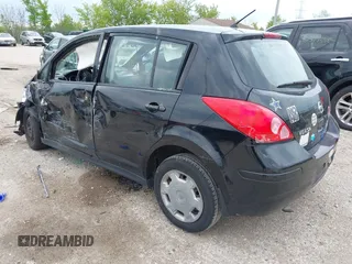 2009 Nissan Versa S z VIN 3N1BC13E79L481641, wystawiony jako IAAI lot #42389169 z przebiegiem 251 615 mil mil oraz . Historia ofert i sprzedaży dostępna na DreamBid. Obrazek 3.