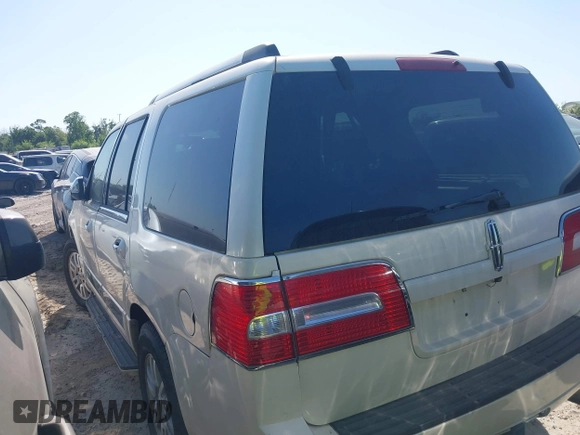 2008 Lincoln Navigator z VIN 5LMFU285X8LJ20420, wystawiony jako IAAI lot #41906383 z przebiegiem 271 081 mil mil oraz . Historia ofert i sprzedaży dostępna na DreamBid. Obrazek 3.