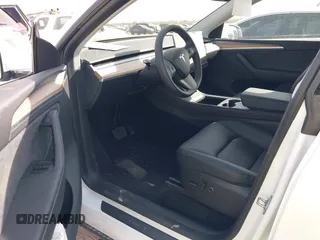 2025 Tesla Model Y Long Range z VIN 7SAYGDED7SA373784, wystawiony jako IAAI lot #41881719 z przebiegiem 1 192 mil mil oraz . Historia ofert i sprzedaży dostępna na DreamBid. Obrazek 5.
