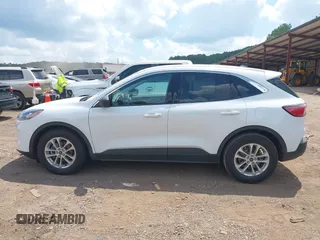 2022 Ford Escape SE z VIN 1FMCU0G66NUB82519, wystawiony jako IAAI lot #42444455 z przebiegiem 102 980 mil mil oraz . Historia ofert i sprzedaży dostępna na DreamBid. Obrazek 14.