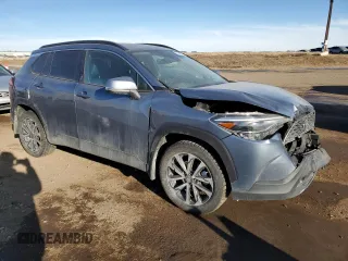 2022 Toyota Corolla Cross XLE z VIN 7MUDAABG5NV034976, wystawiony jako Copart lot #42742615 z przebiegiem 24 642 mil mil oraz Szkoda całkowita • Salvage title. Historia ofert i sprzedaży dostępna na DreamBid. Obrazek 4.