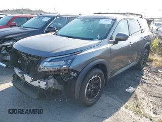2023 Nissan Pathfinder SV z VIN 5N1DR3BD7PC224184, wystawiony jako IAAI lot #42420737 z przebiegiem 43 440 mil mil oraz . Historia ofert i sprzedaży dostępna na DreamBid. Obrazek 23.