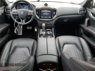 2019 Maserati Ghibli z VIN ZAM57XSA2K1328545, wystawiony jako Copart lot #56291895 z przebiegiem 53 625 mil mil oraz Tytuł czysty. Historia ofert i sprzedaży dostępna na DreamBid. Obrazek 8.