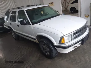 1997 Chevrolet Blazer LS z VIN 1GNDT13W5V2183154, wystawiony jako IAAI lot #41533503 z przebiegiem 270 184 mil mil oraz . Historia ofert i sprzedaży dostępna na DreamBid. Obrazek 1.