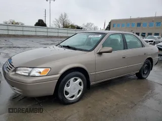 1999 Toyota Camry LE z VIN 4T1BF28K6XU077804, wystawiony jako Copart lot #51485495 z przebiegiem 124 273 mil mil oraz Szkoda całkowita • Salvage title. Historia ofert i sprzedaży dostępna na DreamBid. Obrazek 1.