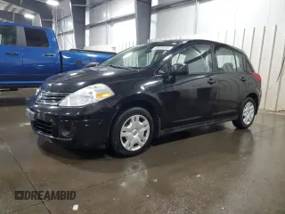 2010 Nissan Versa S z VIN 3N1BC1CP4AL435688, wystawiony jako Copart lot #49609095 z przebiegiem 139 595 mil mil oraz Szkoda całkowita • Salvage title. Historia ofert i sprzedaży dostępna na DreamBid. Obrazek 1.