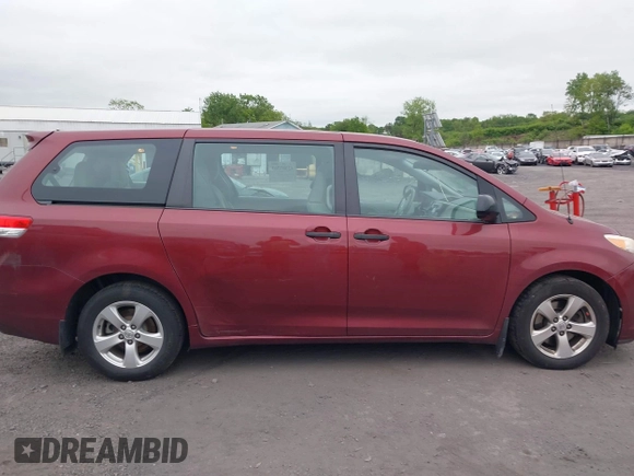 2014 Toyota Sienna L z VIN 5TDZK3DC2ES505680, wystawiony jako IAAI lot #42307763 z przebiegiem 170 628 mil mil oraz . Historia ofert i sprzedaży dostępna na DreamBid. Obrazek 13.