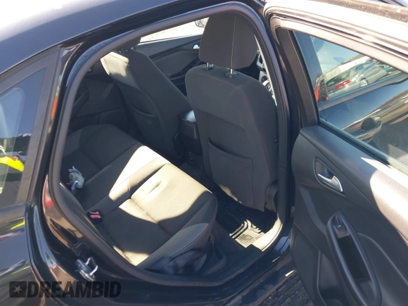 2013 Ford Focus SE z VIN 1FADP3F22DL121744, wystawiony jako IAAI lot #41743289 z przebiegiem 121 940 mil mil oraz . Historia ofert i sprzedaży dostępna na DreamBid. Obrazek 8.