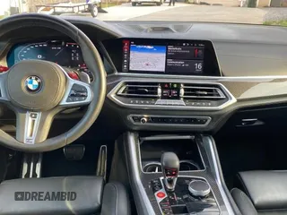 2021 BMW X5 M z VIN 5YMJU0C08M9E55307, wystawiony jako Copart lot #45422103 z przebiegiem 36 583 mil mil oraz . Historia ofert i sprzedaży dostępna na DreamBid. Obrazek 9.
