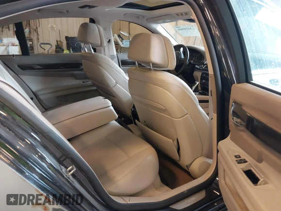 2013 BMW 7 Series 750i xDrive z VIN WBAYB6C56DC997904, wystawiony jako IAAI lot #42529968 z przebiegiem Nie podano mil oraz . Historia ofert i sprzedaży dostępna na DreamBid. Obrazek 8.