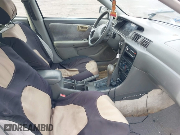 1998 Toyota Camry LE z VIN 4T1BG22K7WU236334, wystawiony jako IAAI lot #41662673 z przebiegiem 182 960 mil mil oraz . Historia ofert i sprzedaży dostępna na DreamBid. Obrazek 5.