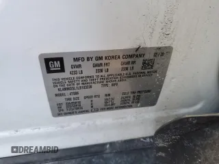 2020 Buick Encore GX Select z VIN KL4MMDSL1LB103239, wystawiony jako Copart lot #42752295 z przebiegiem Nie podano mil oraz Szkoda całkowita • Salvage title. Historia ofert i sprzedaży dostępna na DreamBid. Obrazek 13.