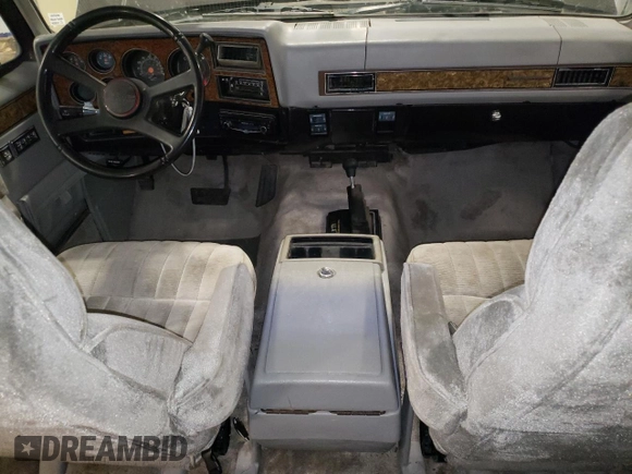 1991 GMC Suburban z VIN 1GKEV16K5MF500359, wystawiony jako Copart lot #81125224 z przebiegiem 177 181 mil mil oraz Czysty tytuł • Clean title. Historia ofert i sprzedaży dostępna na DreamBid. Obrazek 8.