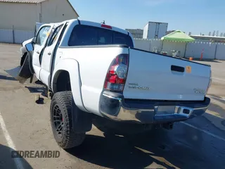 2012 Toyota Tacoma PreRunner z VIN 3TMJU4GN2CM128050, wystawiony jako IAAI lot #42200352 z przebiegiem Nie podano mil oraz . Historia ofert i sprzedaży dostępna na DreamBid. Obrazek 3.