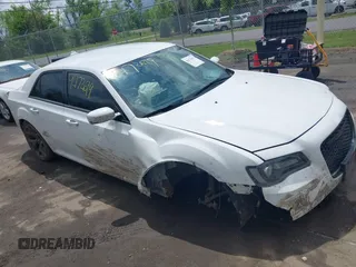 2021 Chrysler 300 S z VIN 2C3CCABG6MH545629, wystawiony jako IAAI lot #42172619 z przebiegiem 67 998 mil mil oraz . Historia ofert i sprzedaży dostępna na DreamBid. Obrazek 1.