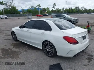 2019 Mercedes-Benz C 300 z VIN 55SWF8EB4KU318644, wystawiony jako IAAI lot #42627064 z przebiegiem 60 400 mil mil oraz . Historia ofert i sprzedaży dostępna na DreamBid. Obrazek 3.