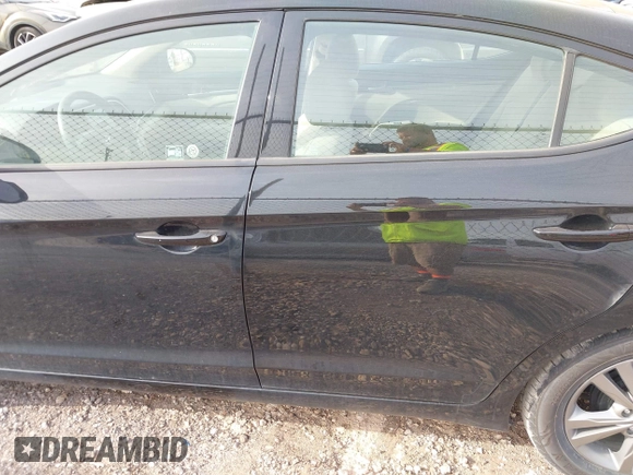 2017 Hyundai Elantra SE z VIN 5NPD84LFXHH191863, wystawiony jako IAAI lot #42272222 z przebiegiem 88 796 mil mil oraz . Historia ofert i sprzedaży dostępna na DreamBid. Obrazek 14.