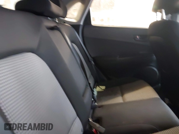 2021 Hyundai Kona SE z VIN KM8K1CAA4MU645470, wystawiony jako IAAI lot #41727340 z przebiegiem 71 932 mil mil oraz . Historia ofert i sprzedaży dostępna na DreamBid. Obrazek 8.