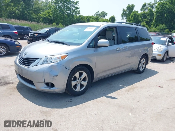 2012 Toyota Sienna LE AAS z VIN 5TDKK3DC0CS210995, wystawiony jako IAAI lot #42439317 z przebiegiem 183 029 mil mil oraz . Historia ofert i sprzedaży dostępna na DreamBid. Obrazek 20.